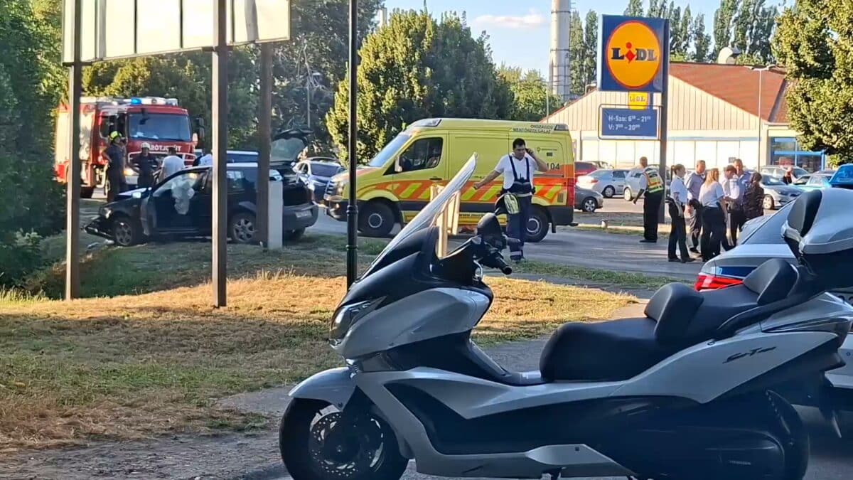 Autós üldözés végződött súlyos ütközéssel Baján, ahol egy egyenruhást is elgázoltak