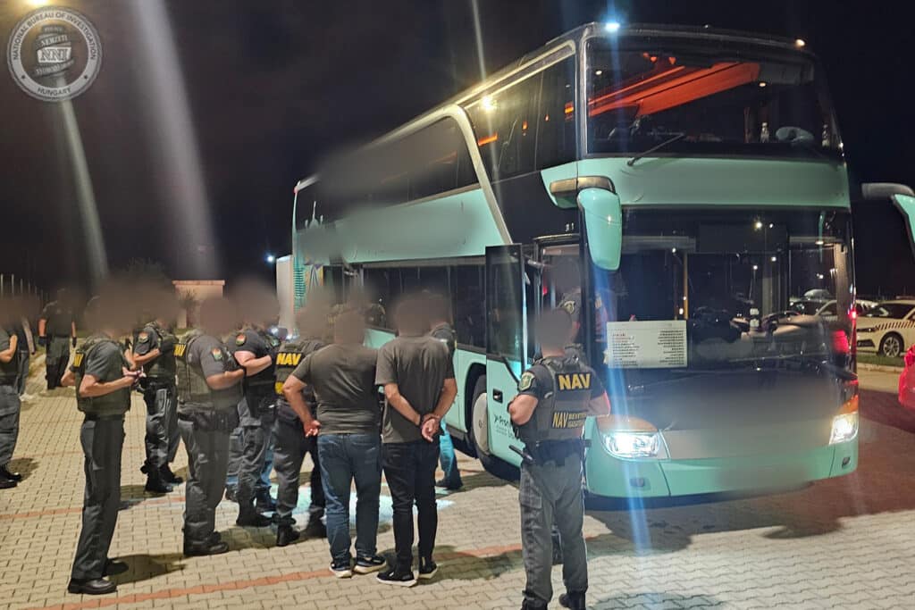 Éles lőfegyvereket  és csempészcigit  találtak egy Koszovóból érkező buszon