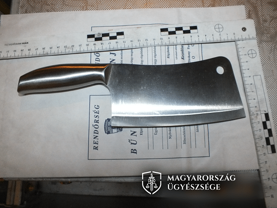 Vallási hovatartozása miatt szorított bárdot egy férfi torkához Egerben