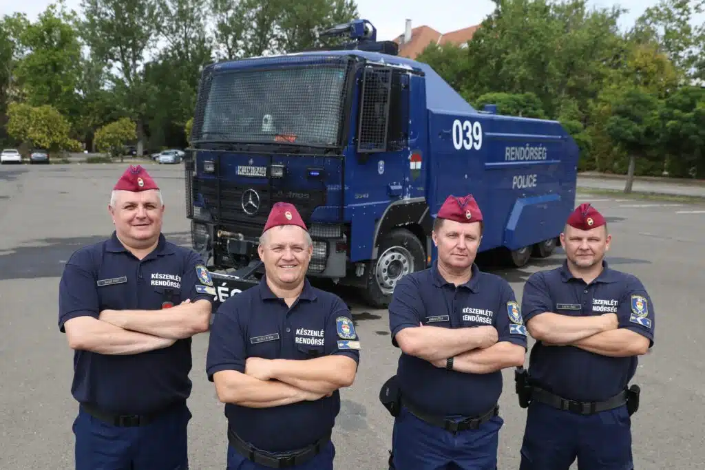 Vízágyúkkal hűsítették a járókelőket a Hősök terén a Készenléti Rendőrség munkatársai