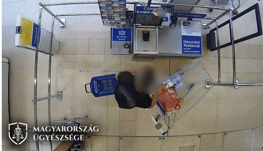 Polgármester bukott le Egerben: sárgarépakóddal ütötte be a legókat az önkiszolgáló kasszánál