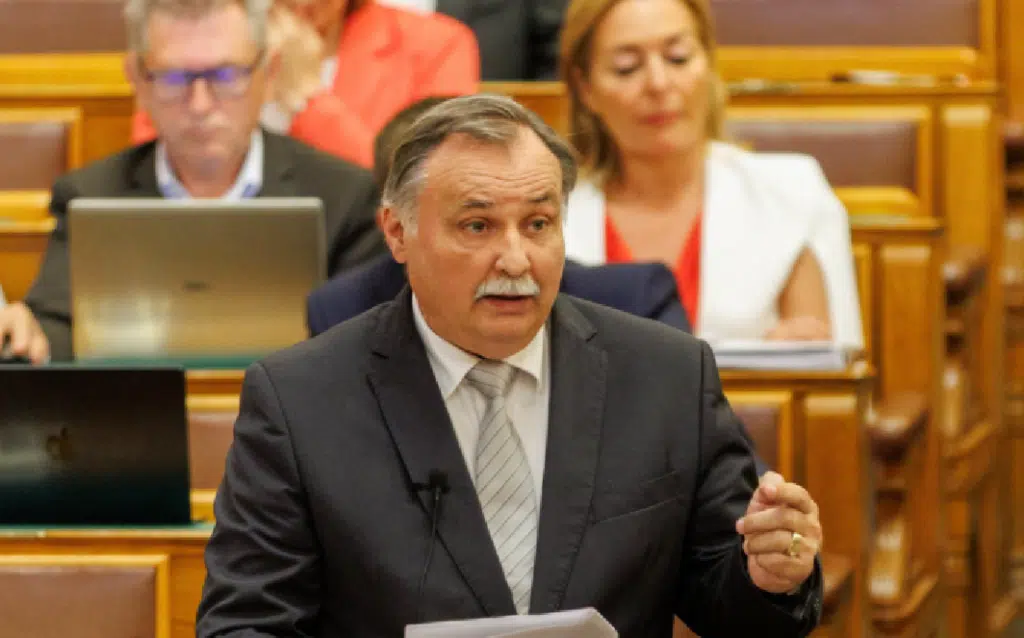 Feljelentést tett a kormány az NMHH adattörlési kódokért kifizetett tízmilliárdok miatt