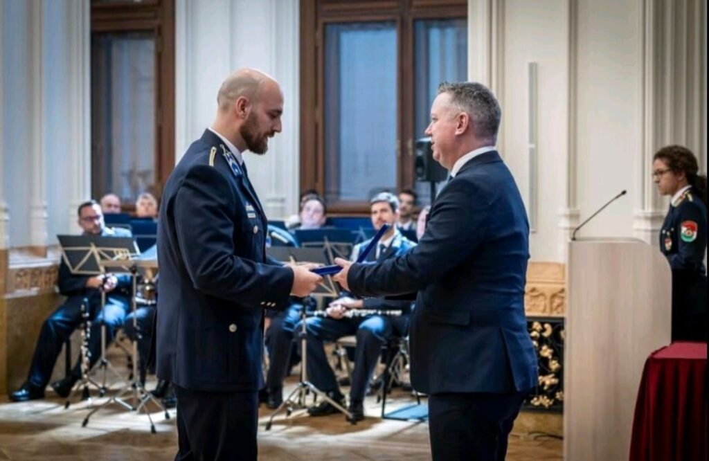 Belügyminiszteri elismerést kapott a kaposszekcsői gázolásnál életet mentő Tarácsky Ákos rendőr zászlós