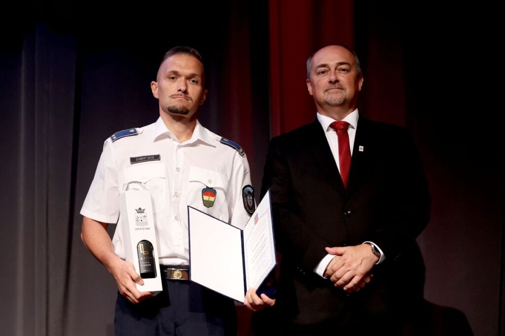 Kihirdették Szekszárd Év Rendőreit: bűnügyi és közrendvédelmi területen is díjaztak