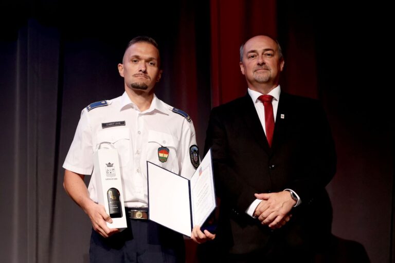 Kihirdették Szekszárd Év Rendőreit: bűnügyi és közrendvédelmi területen is díjaztak