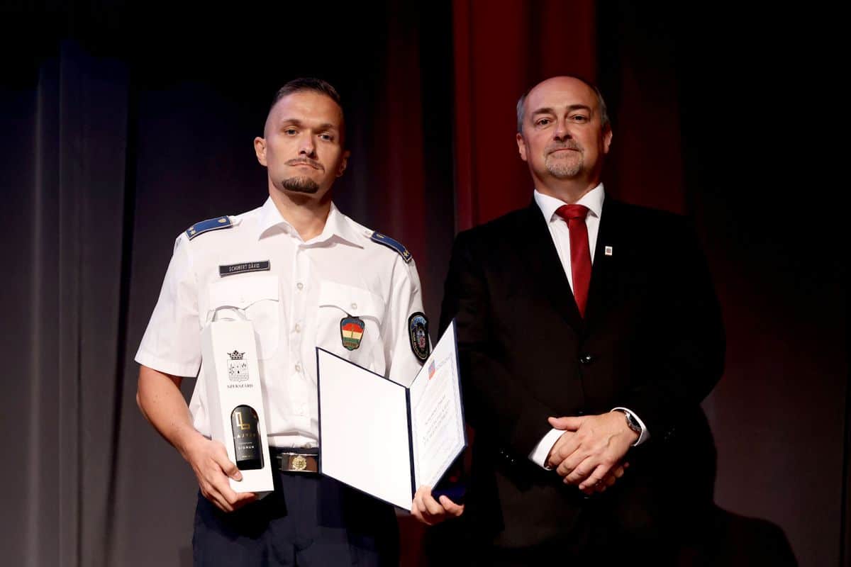 Kihirdették Szekszárd Év Rendőreit: bűnügyi és közrendvédelmi területen is díjaztak