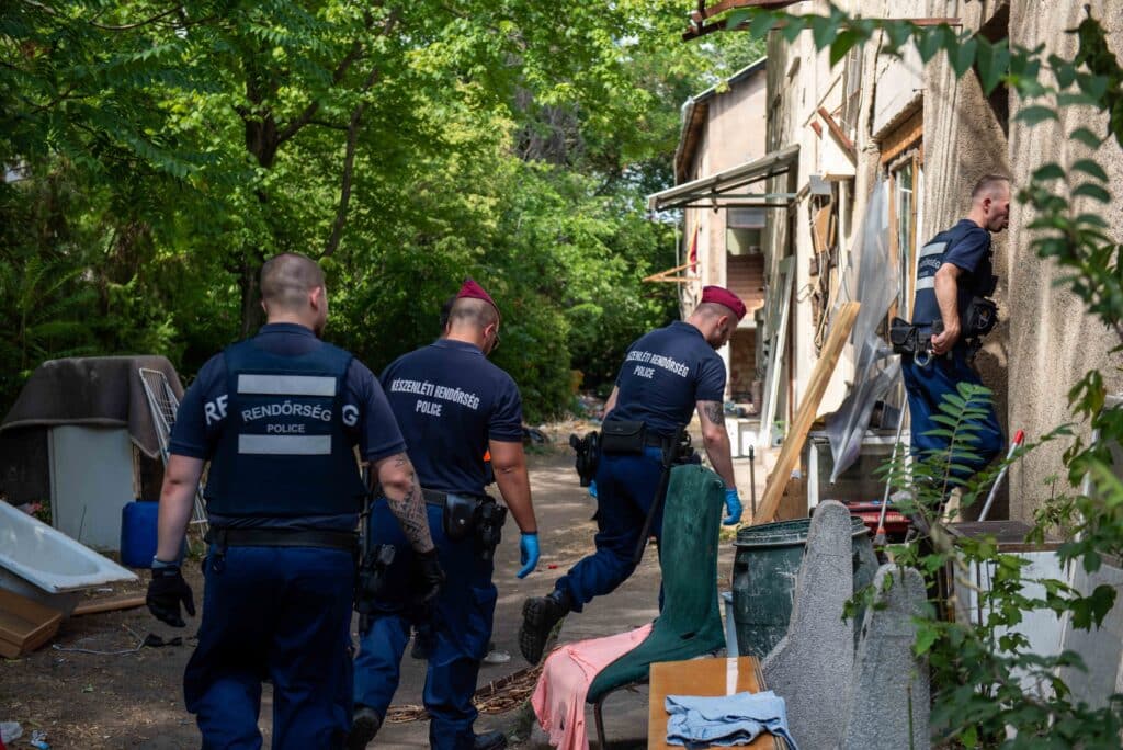Több mint 11 ezer embert igazoltattak, 252-t elfogtak a budapesti rendőrségi akció első 30 napjában