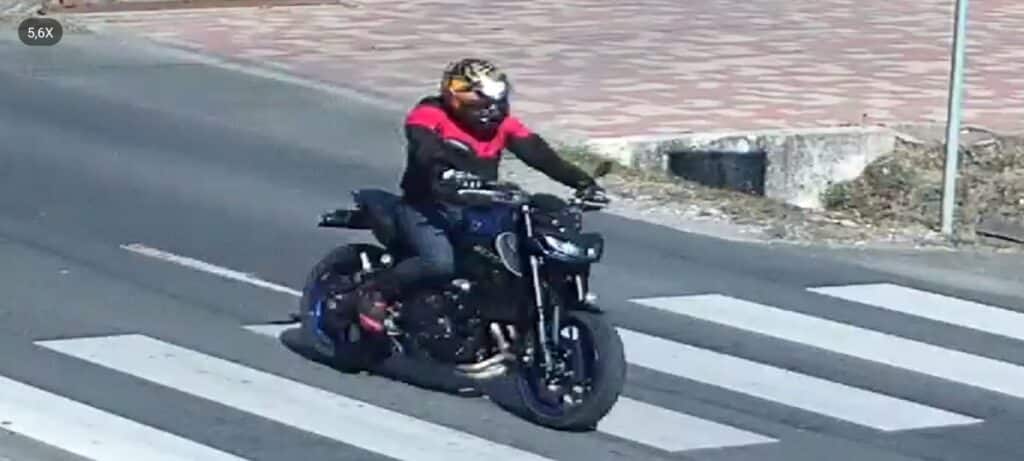 Kővel dobta be egy autó szélvédőjét a felbőszült motoros Folyásnál