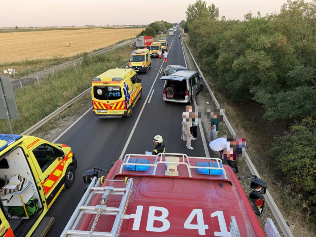 Hármas karambol a 42-es főúton