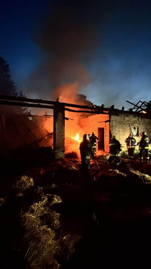 Kigyulladt és beomlott egy pajta tetőszerkezete Szabáson