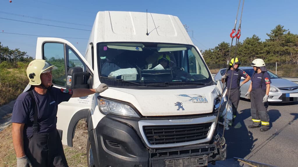 Szalagkorlátnak csapódott egy kisteherautó Veszprémnél