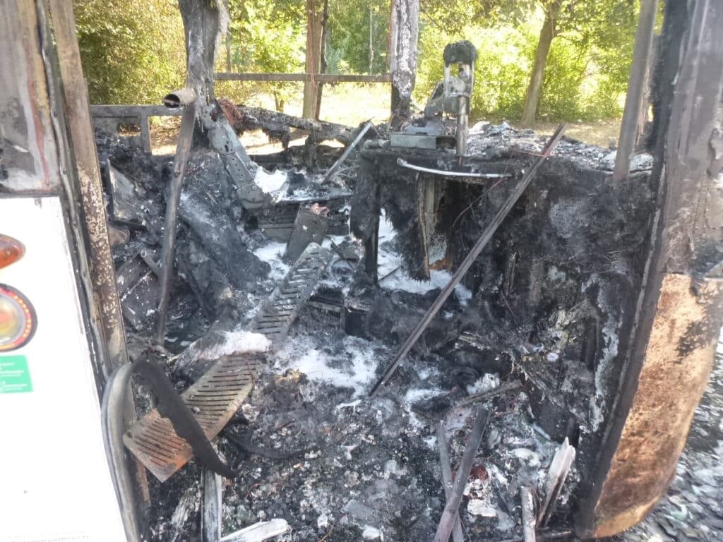 Teljesen kiégett egy parkoló autóbusz Jászberényben