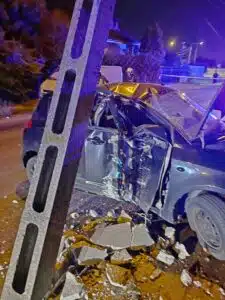 Villanyoszlopnak csapódott egy autó Szigetszentmiklóson