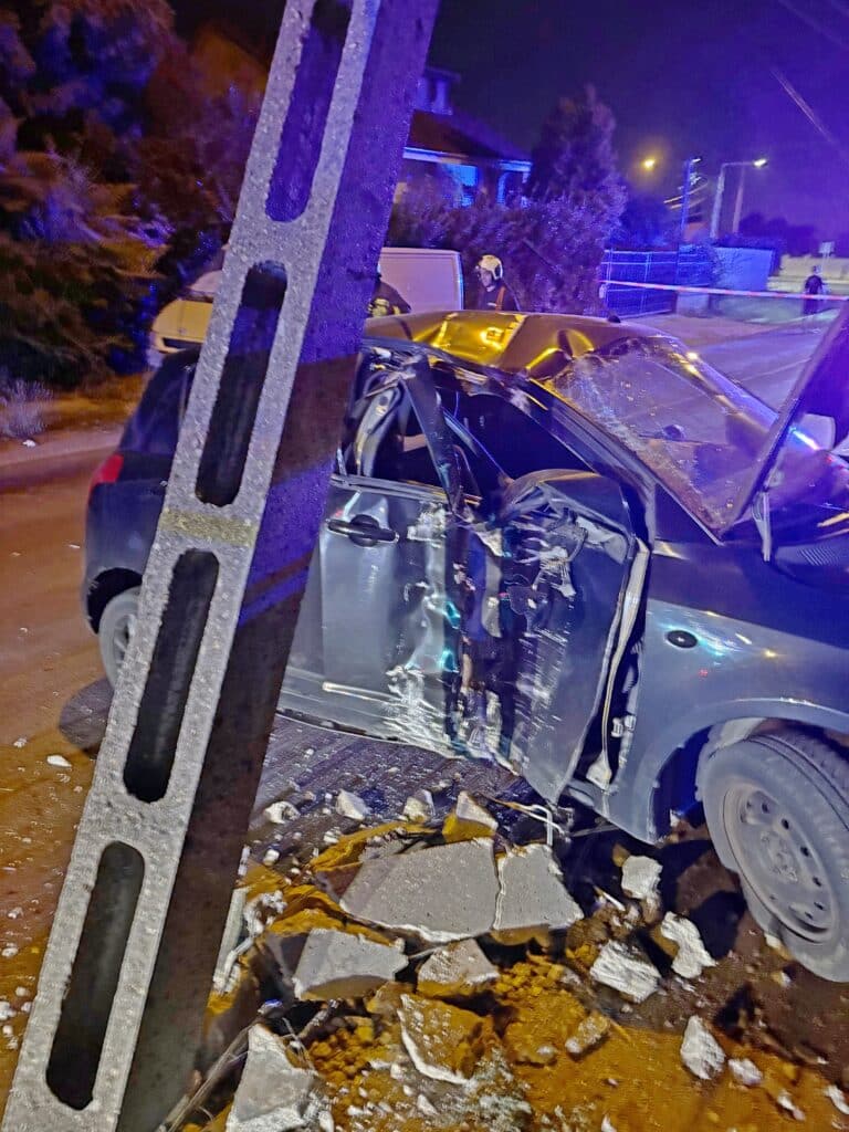 Villanyoszlopnak csapódott egy autó Szigetszentmiklóson