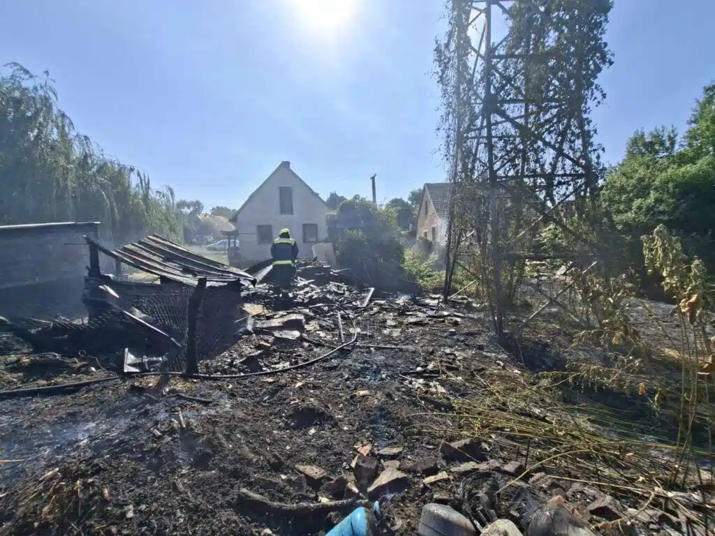 Felhalmozott lom gyulladt ki Kaposváron, két melléképületre is átterjedt a tűz