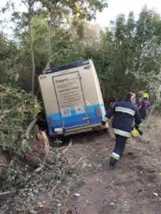 Fák közé hajtott egy turistabusz az M31-esen Kerepesnél