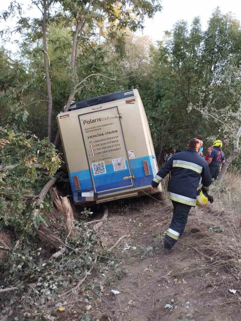 Fák közé hajtott egy autóbusz az M31-esen Kerepesnél