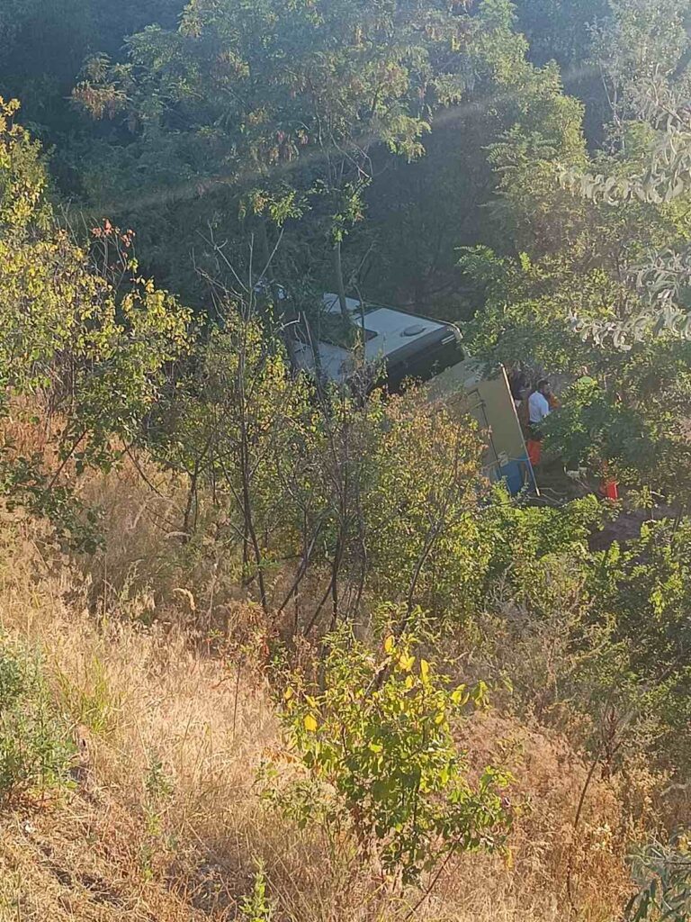Fák közé hajtott egy turistabusz az M31-esen Kerepesnél