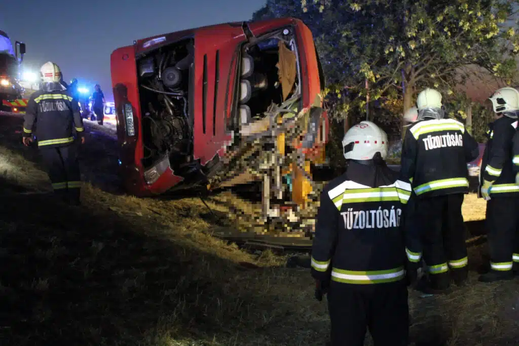 Őrizetbe veszi a rendőrség a halálos áldozatokat követelő M3-as buszbaleset sofőrjét