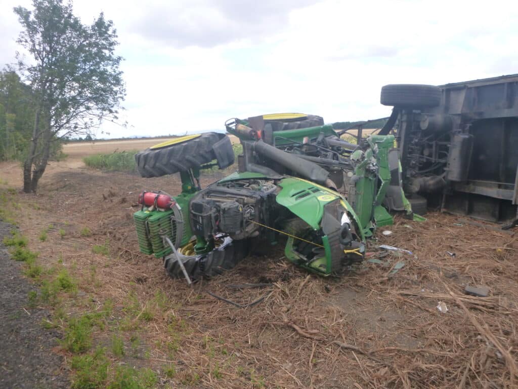 Árokba borult egy búzát szállító traktor Jászdózsánál