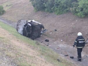 Többször átfordult egy autó az M7-esen Balatonendrédnél, ketten megsérültek