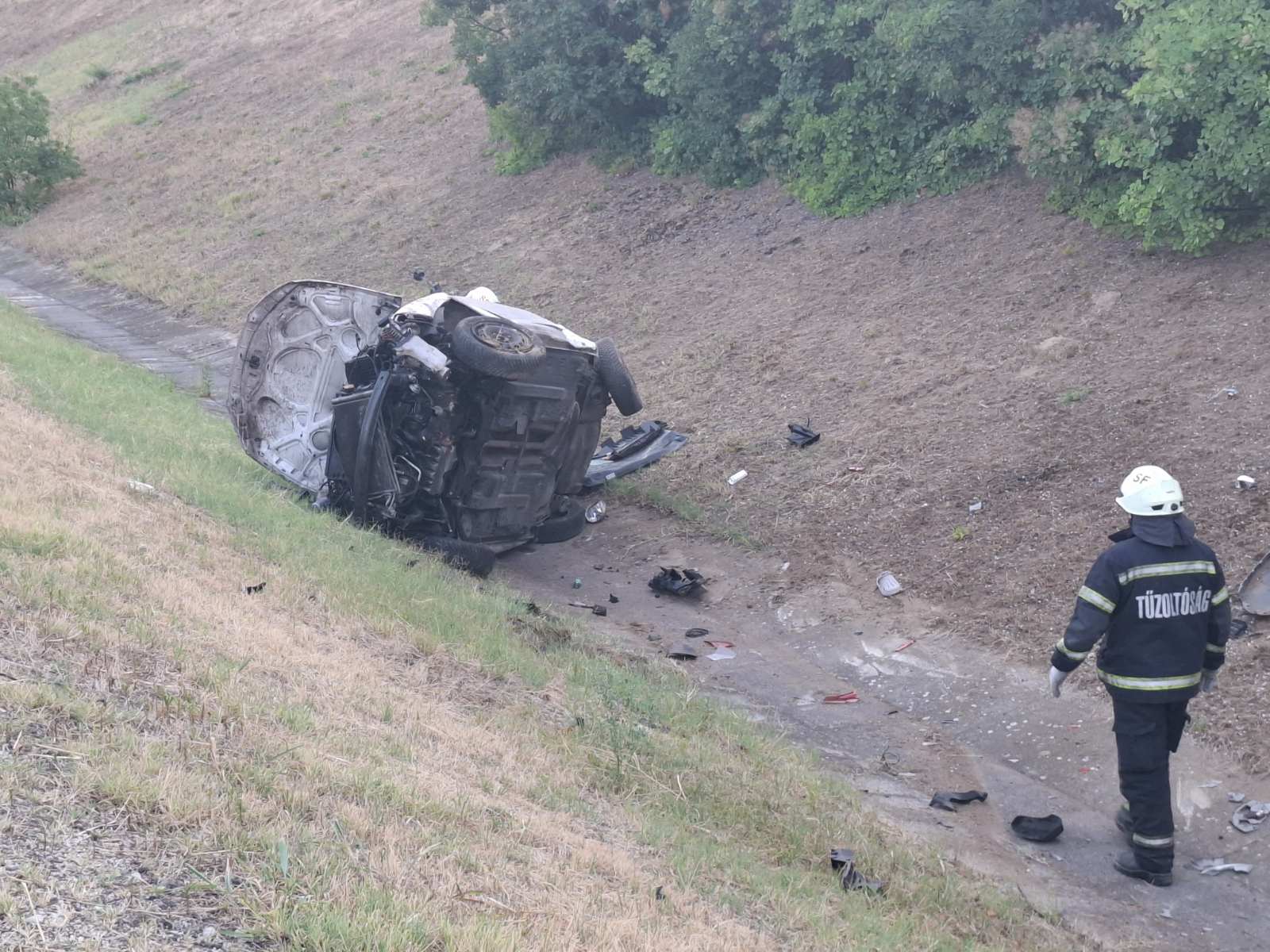 Többször átfordult egy autó az M7-esen Balatonendrédnél, ketten megsérültek