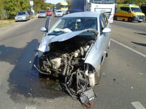 Frontálisan ütközött két autó a 6-os főúton Cserkútnál