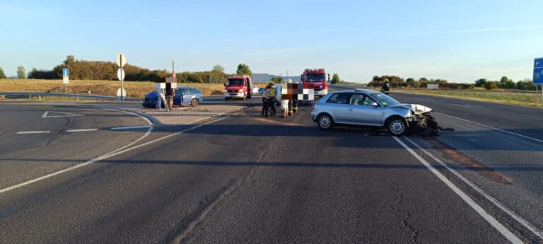 Frontálisan ütközött két autó az 58-as főúton Pécs és Pogány között