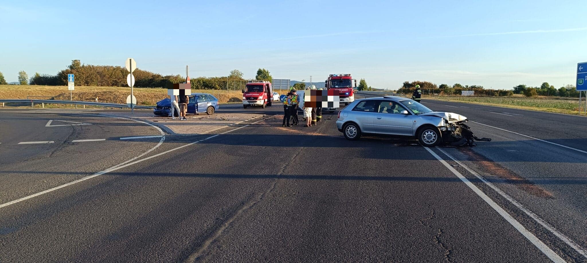 Frontálisan ütközött két autó az 58-as főúton Pécs és Pogány között