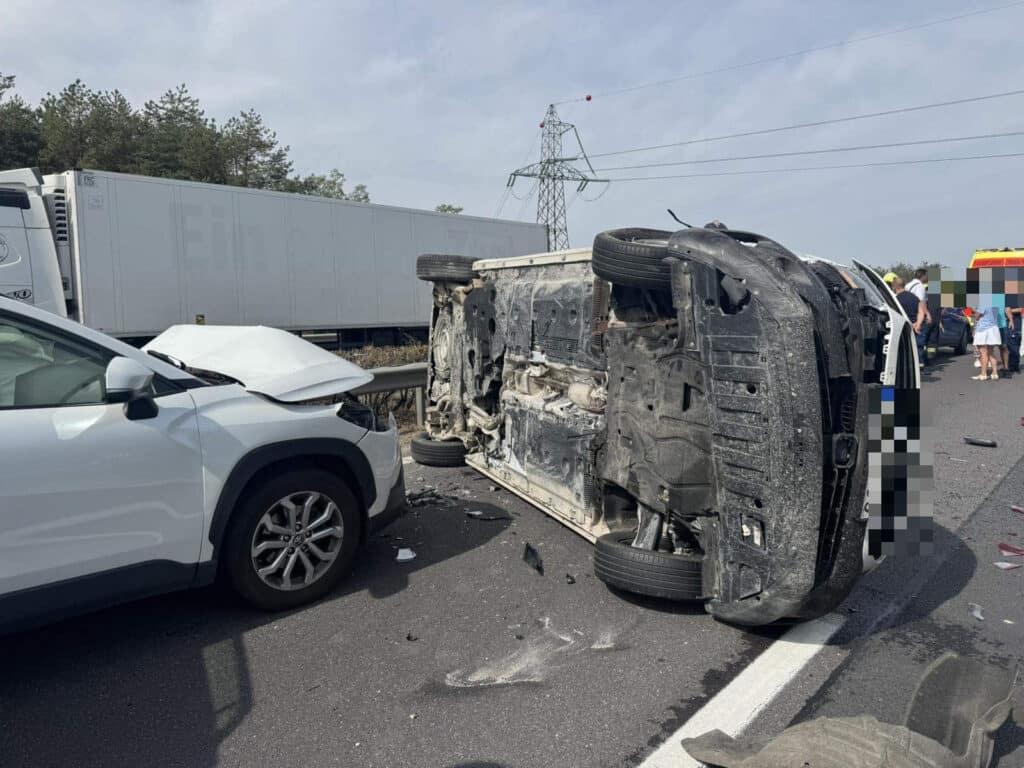 Négy autó karambolozott az M5-ösön Ócsánál, az egyik az oldalára borult