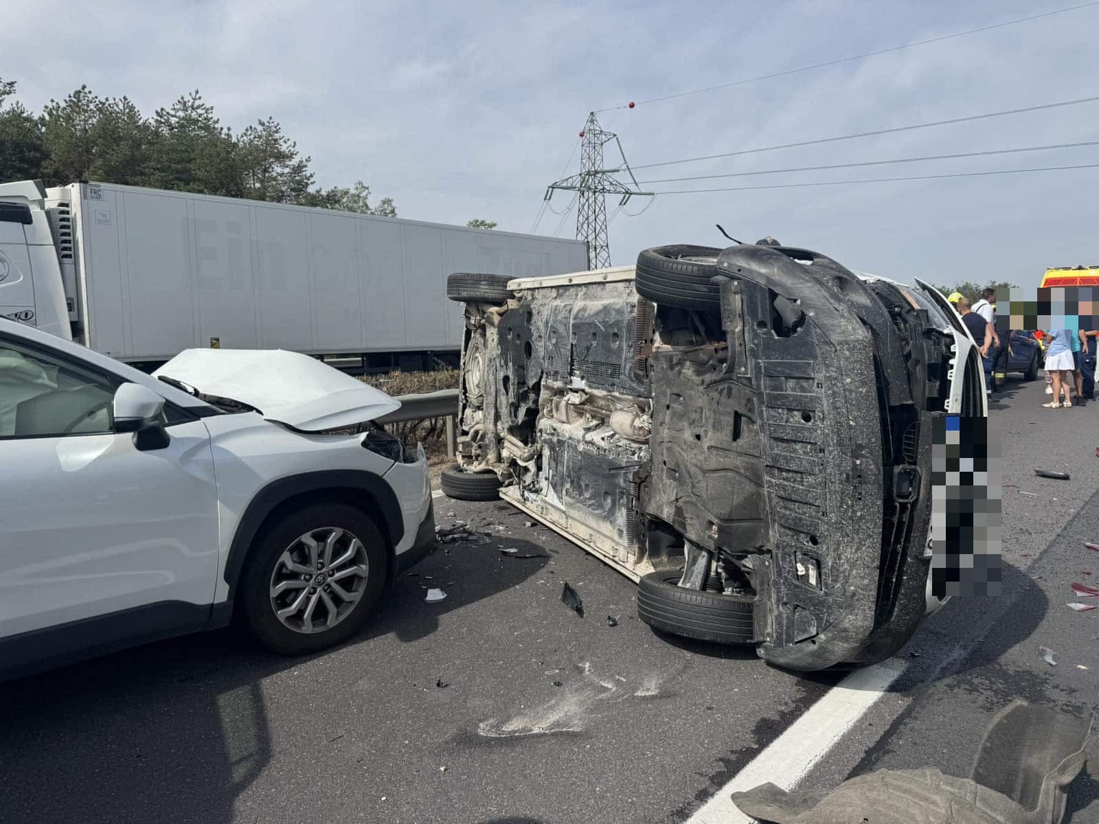 Négy autó karambolozott az M5-ösön Ócsánál