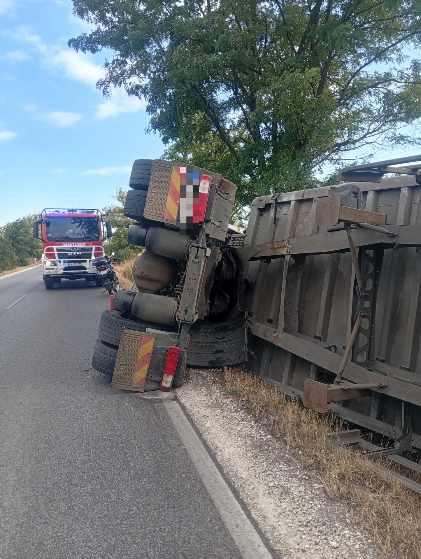 Árokba borult egy gabonát szállító teherautó a 31-es főúton Nagykátánál