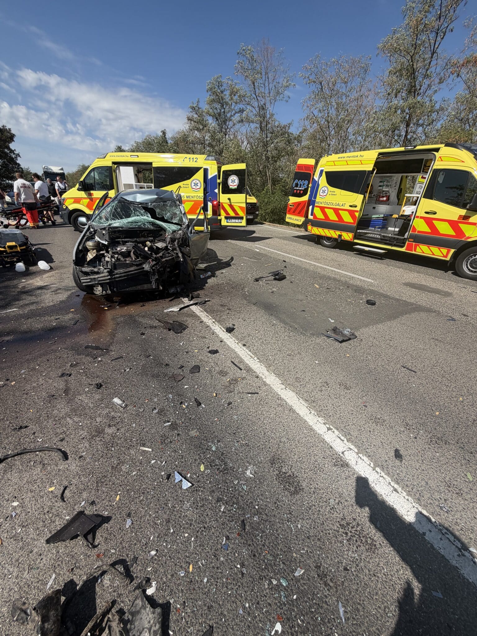 Frontálisan ütközött egy autó és egy teherautó a 6-os főúton Pécsváradnál