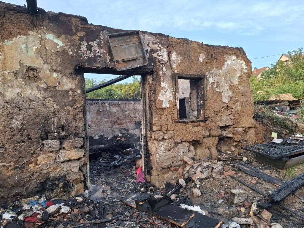 Teljes terjedelmében égett egy parasztház Taron