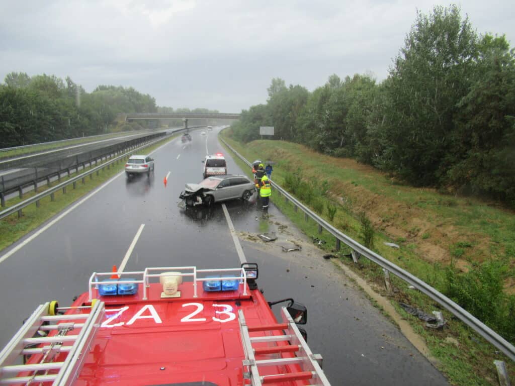 Szalagkorlátnak ütközött egy autó az M70-esen