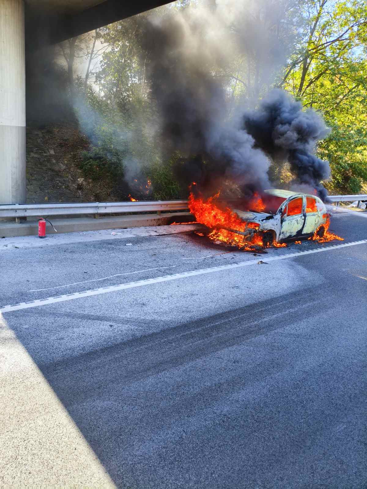 Teljesen kiégett egy autó az M7-esen Zamárdi és Siófok között
