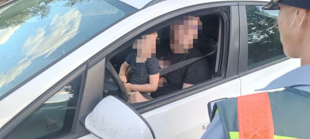 Együtt csatolta be magát és kisgyermekét a sofőr
