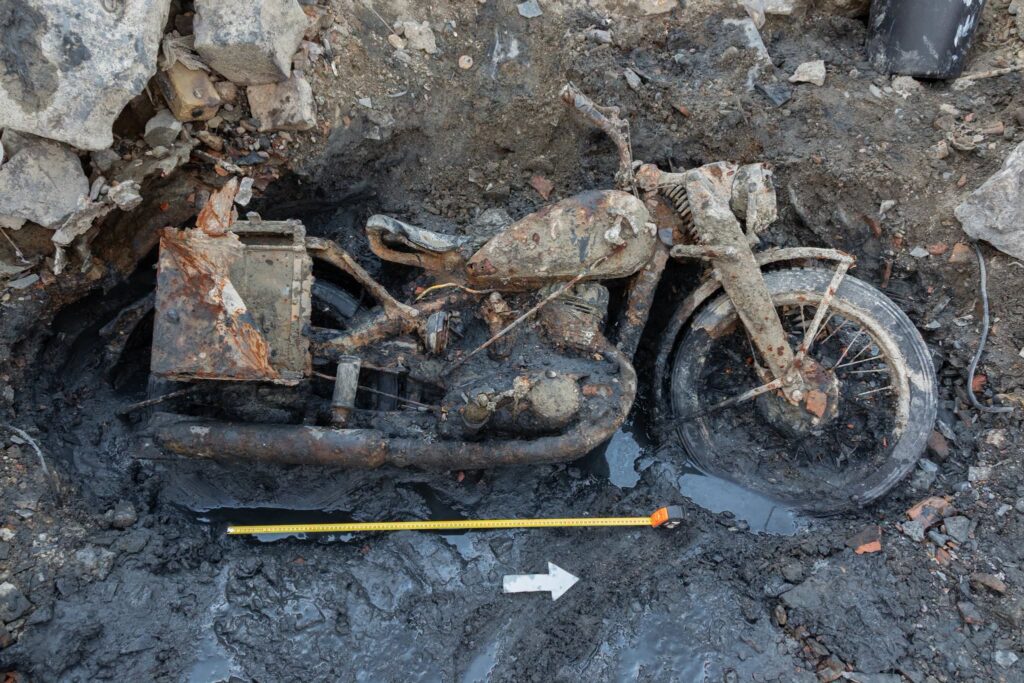 Német katonák maradványaira és robbanószerekre bukkantak a Dunából kiemelt II. világháborús motorkerékpár mellett