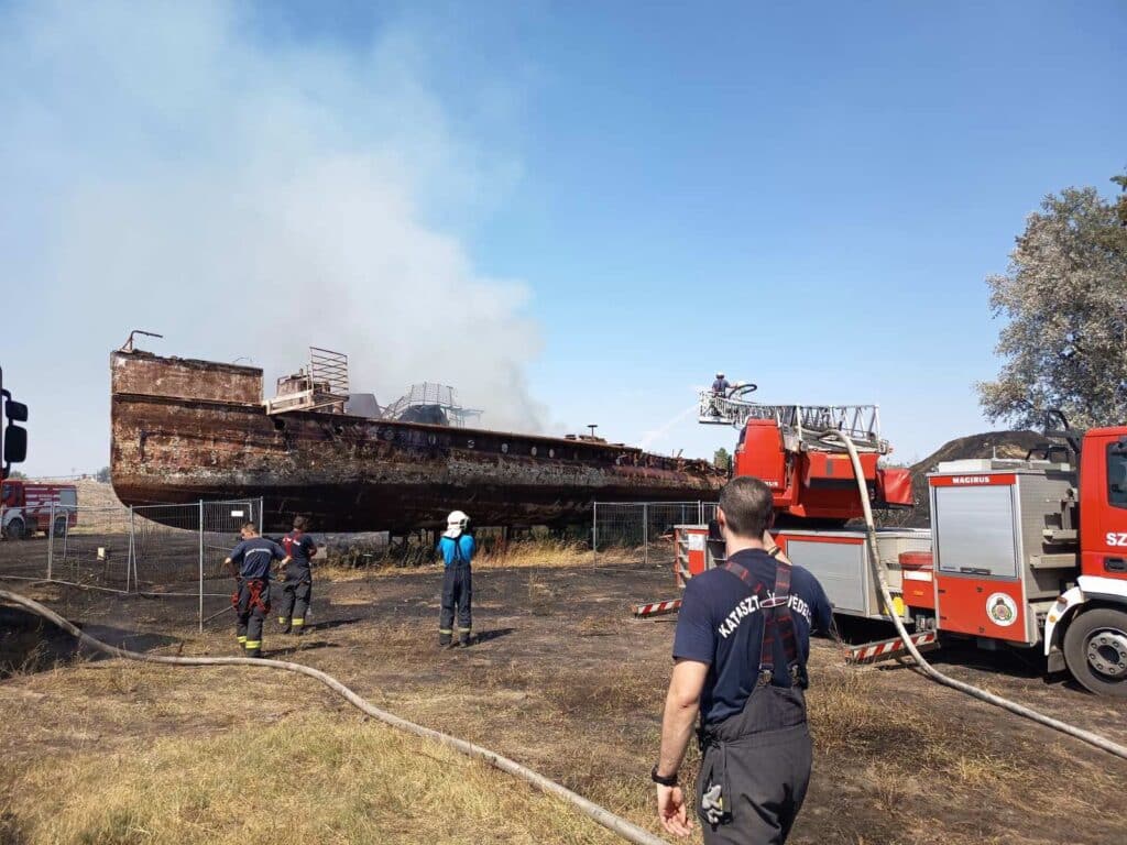 Lángra kapott a Szőke Tisza hajóroncs Szegeden