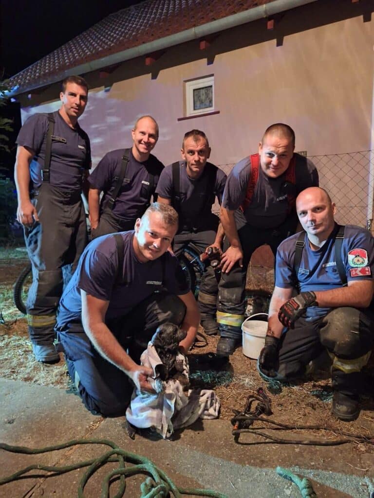 20 méter mély betoncsőbe zuhant Zsebi Tiszavárkonyban, tűzoltók mentették ki