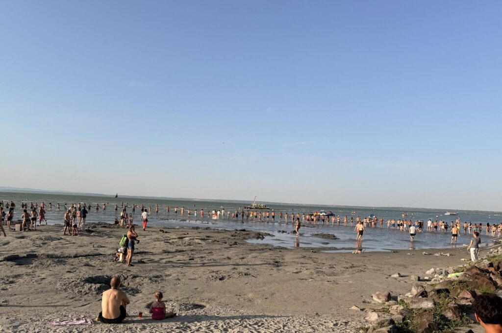 Emberláncot alkotva kerestek egy eltűnt ötéves kisfiút a siófoki strandon