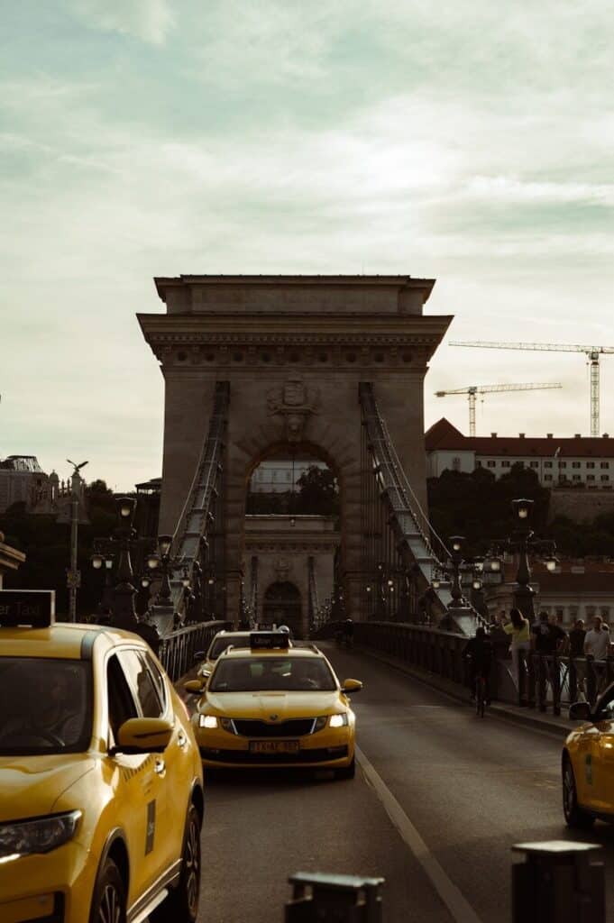 Mától drágul a taxizás Budapesten, a reptéri utakra külön díjat vezettek be