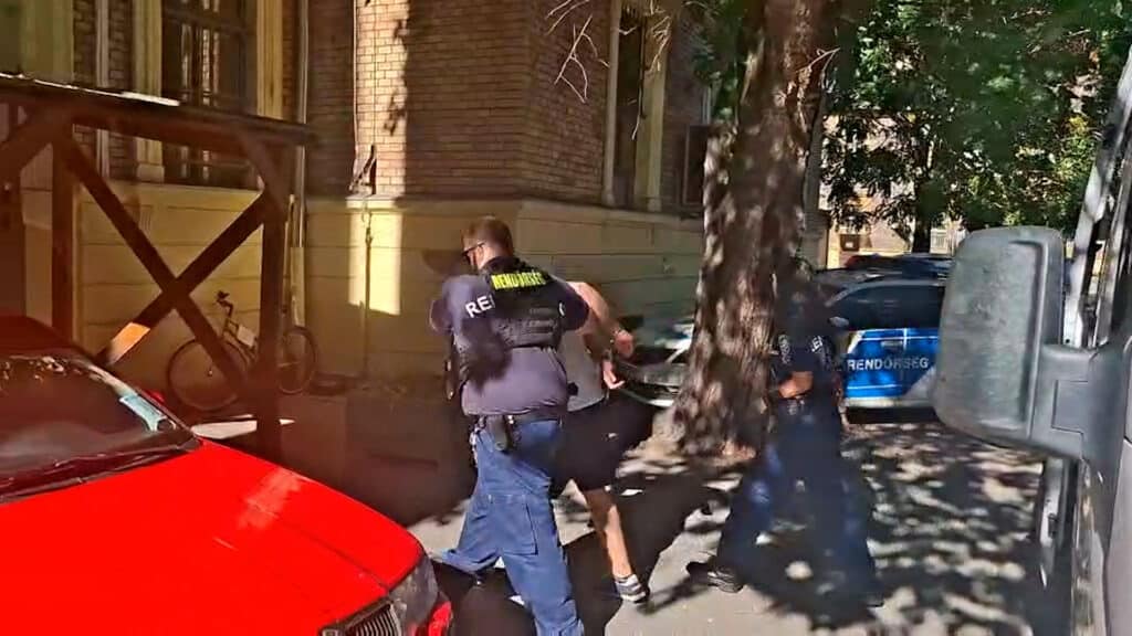 Zoltán most nem árul kristályt az általános iskola közelében Ferencvárosban