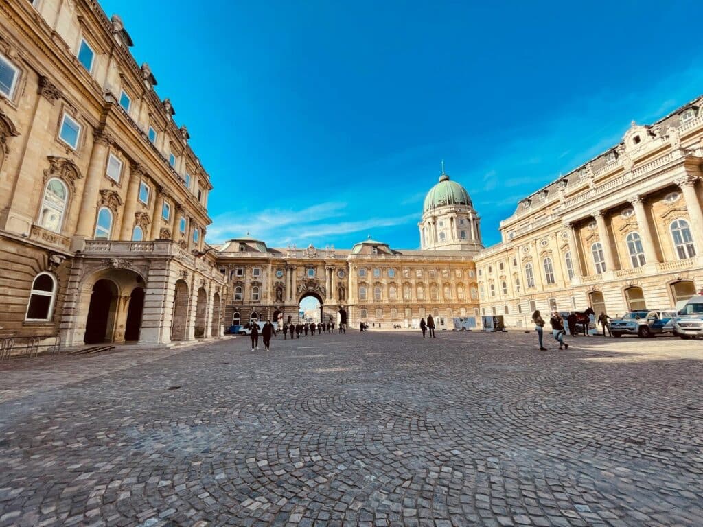 Rendőrök siettek a Budai Várban megsérült lengyel turista segítségére
