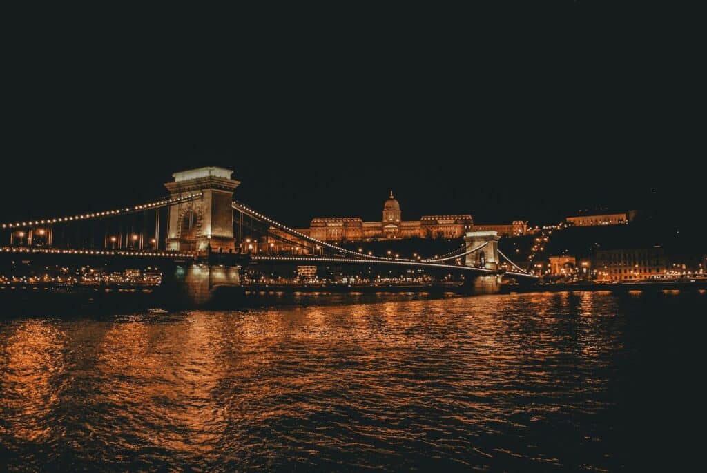 Elsötétül Budapest: lekapcsolják a díszkivilágítást és leállítják a szökőkutakat