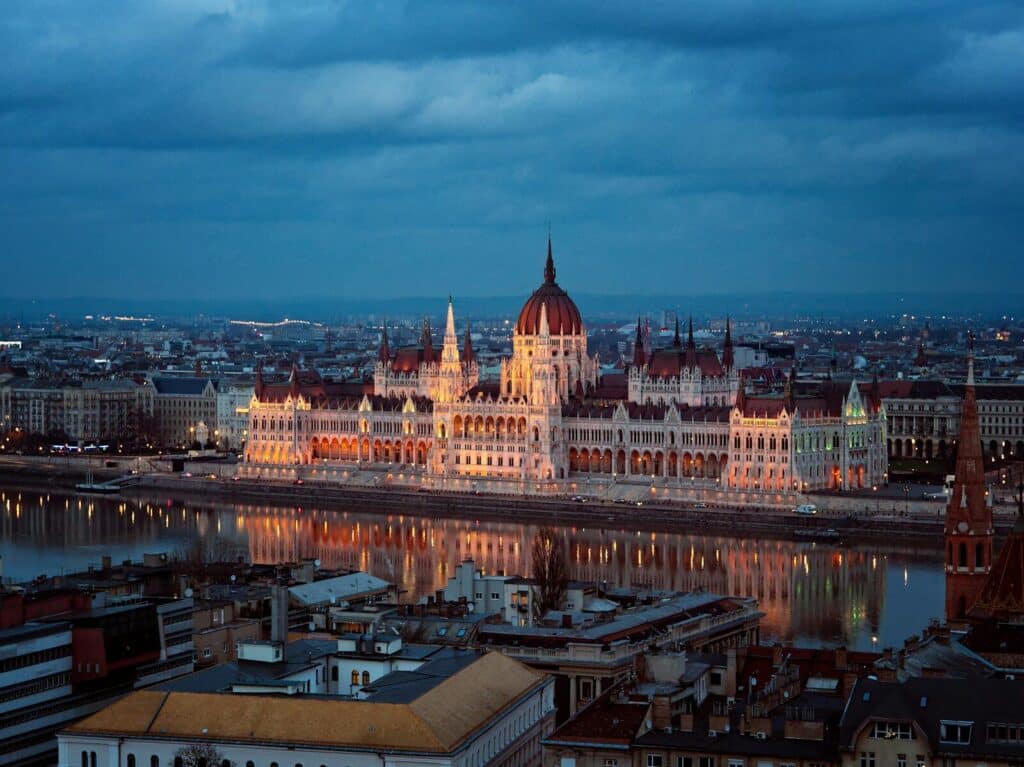 Lezárások jönnek Budapesten, három híd forgalmát is érinti az augusztus 20-i ünnepség