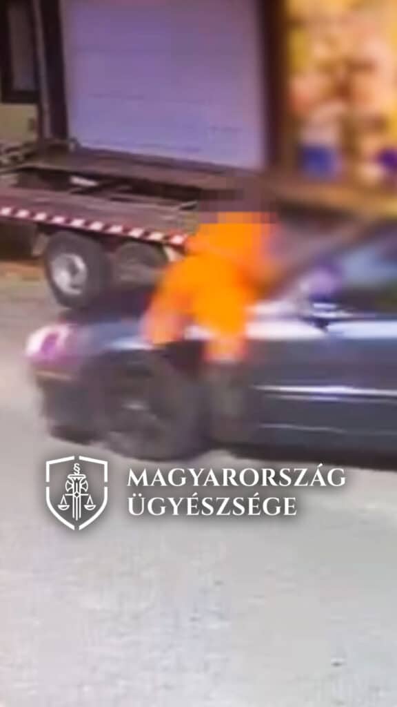 szerelő a motorháztetőn