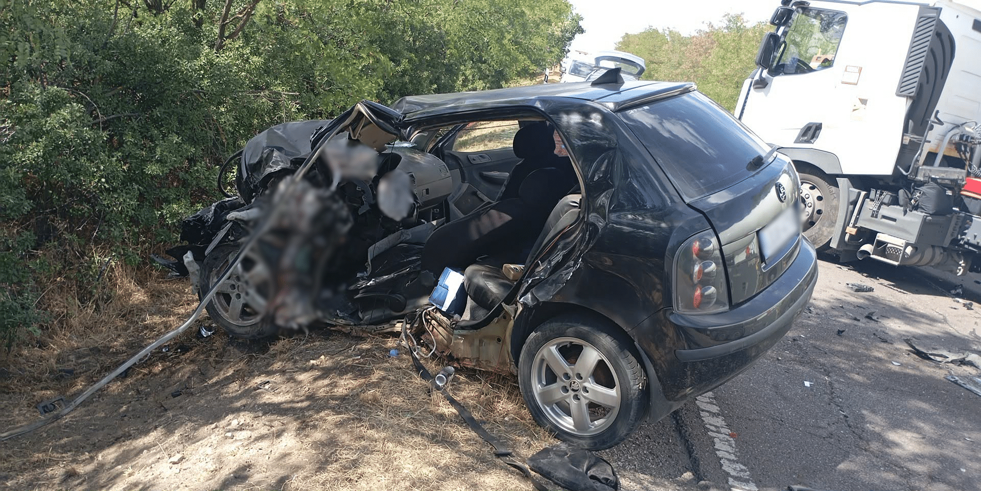 Kamion és személyautó ütközött a 442-es főúton, a sofőr a roncsba szorult