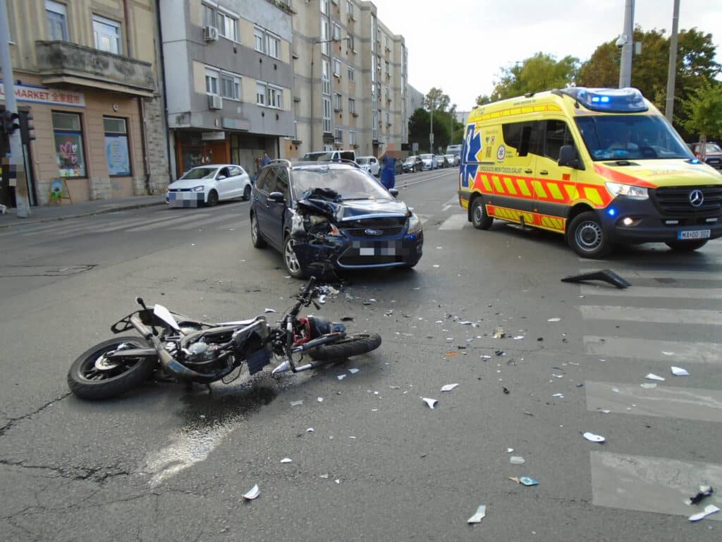 Személyautó és motoros ütközött Pécsett