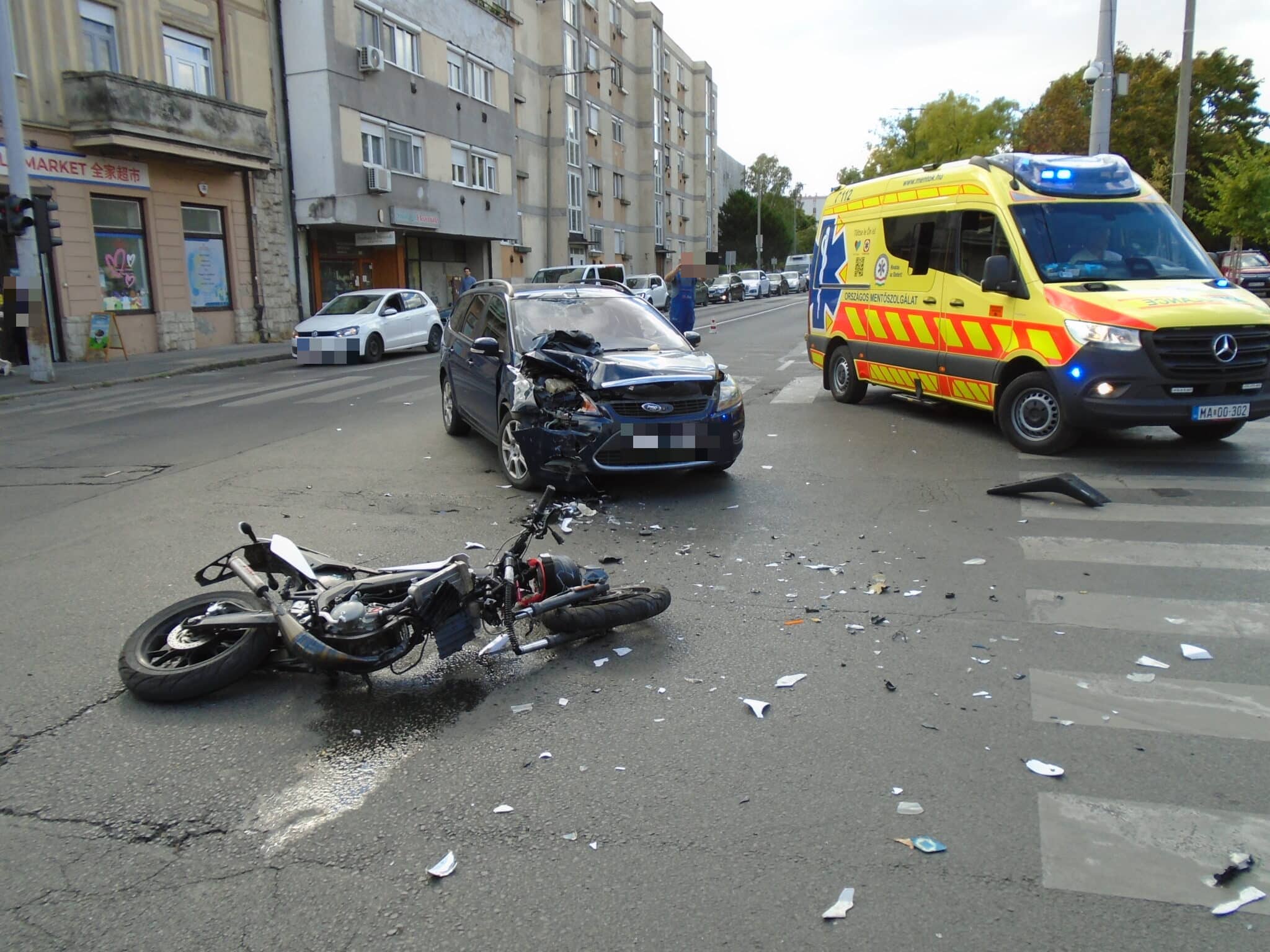 Személyautó és motoros ütközött Pécsett